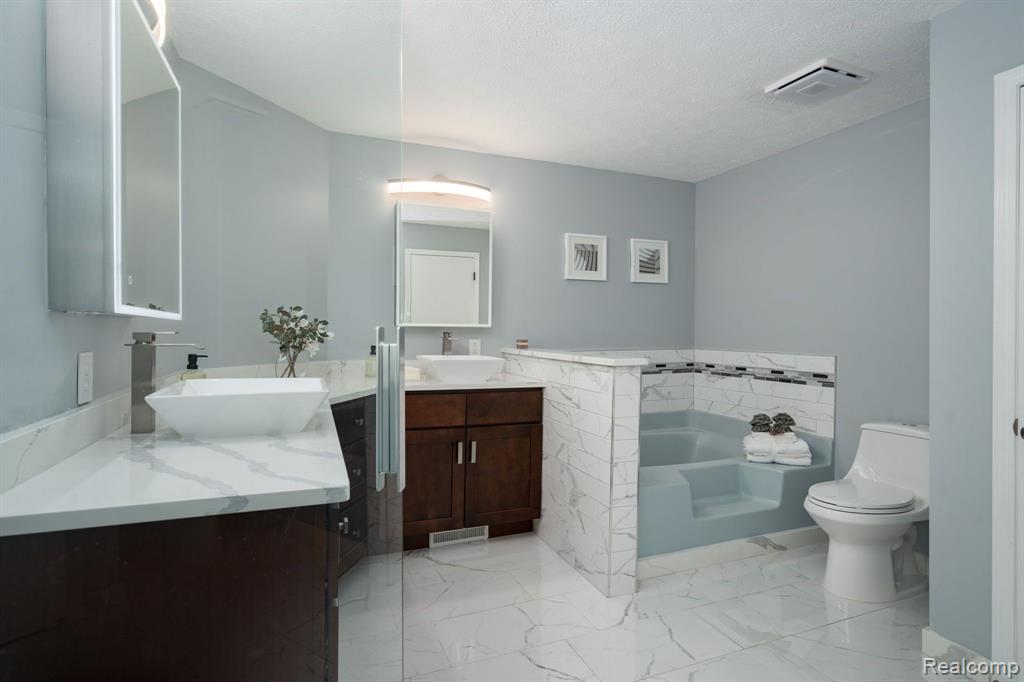 8213 EMERALD Lane W, Westland, MI — Photo 18