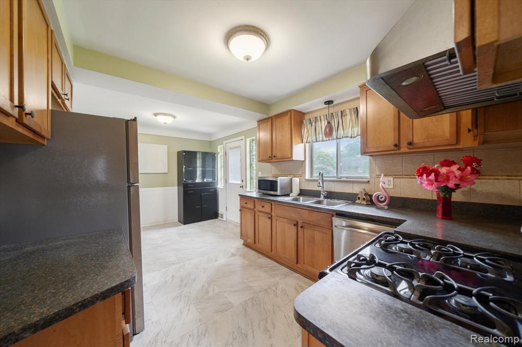 8586 Helen, Center Line, MI 48015 — Photo 4