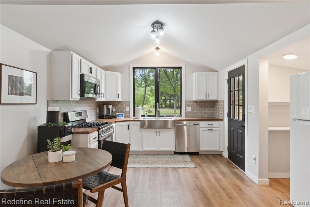 8416 Arlis Avenue, Commerce Twp, MI 48382 — Photo 12