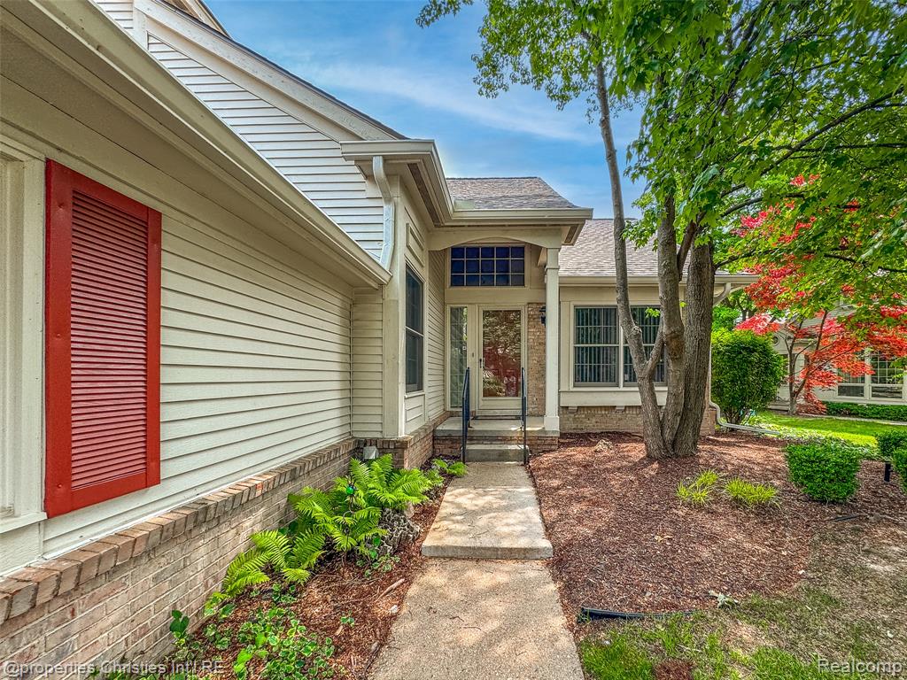 7569 Danbury Circle, West Bloomfield, MI — Photo 27