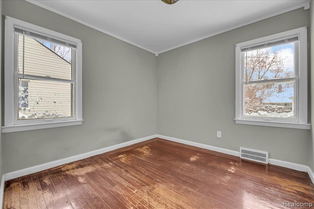 18981 Kenosha Street, Harper Woods, MI 48225 — Photo 13