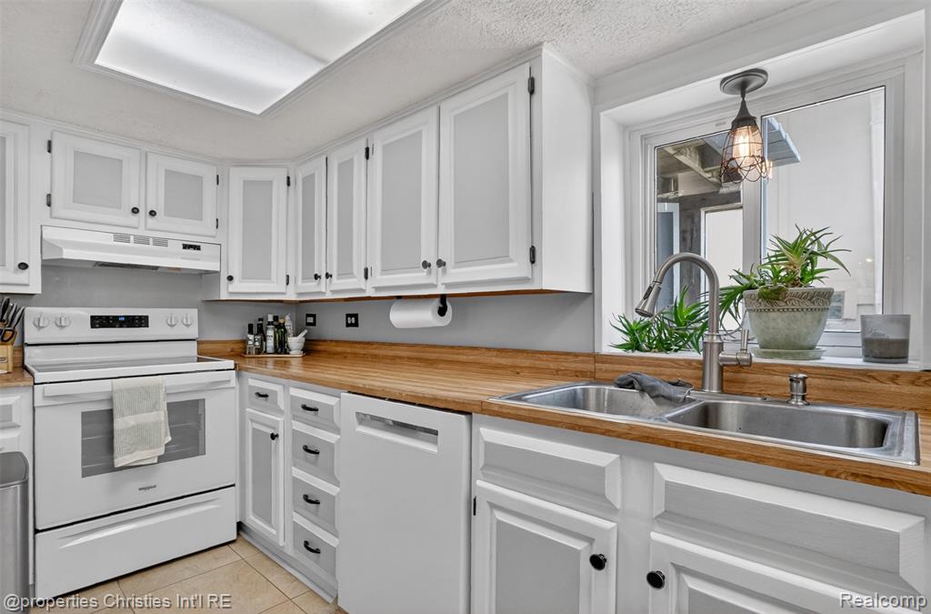 10219 Lakeside Drive, White Lake, MI — Photo 32