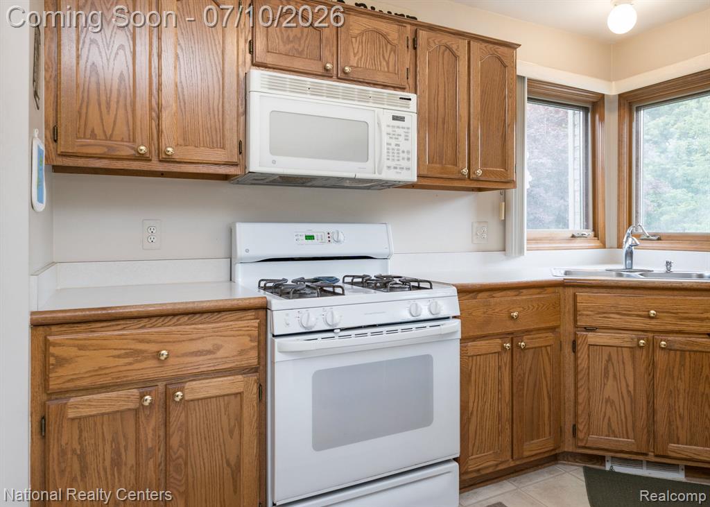 48634 Lafayette Drive, Macomb, MI 48044 — Photo 9