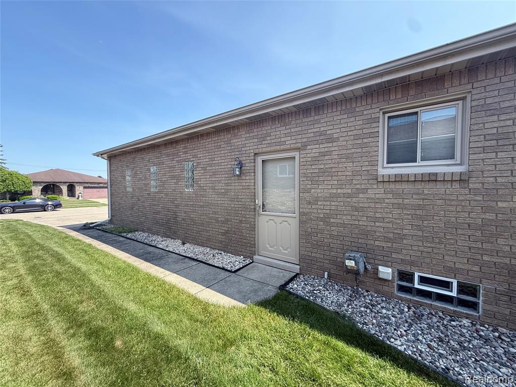 7411 N Farmington Road, Westland, MI — Photo 24