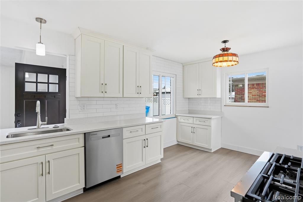 20886 Crestmont Lane, Dearborn Heights, MI 48127 — Photo 11