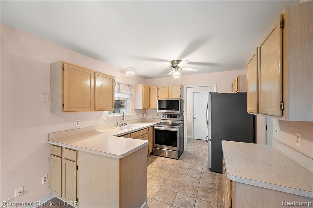 955 Rikki Ann, Wixom, MI 48393 — Photo 23