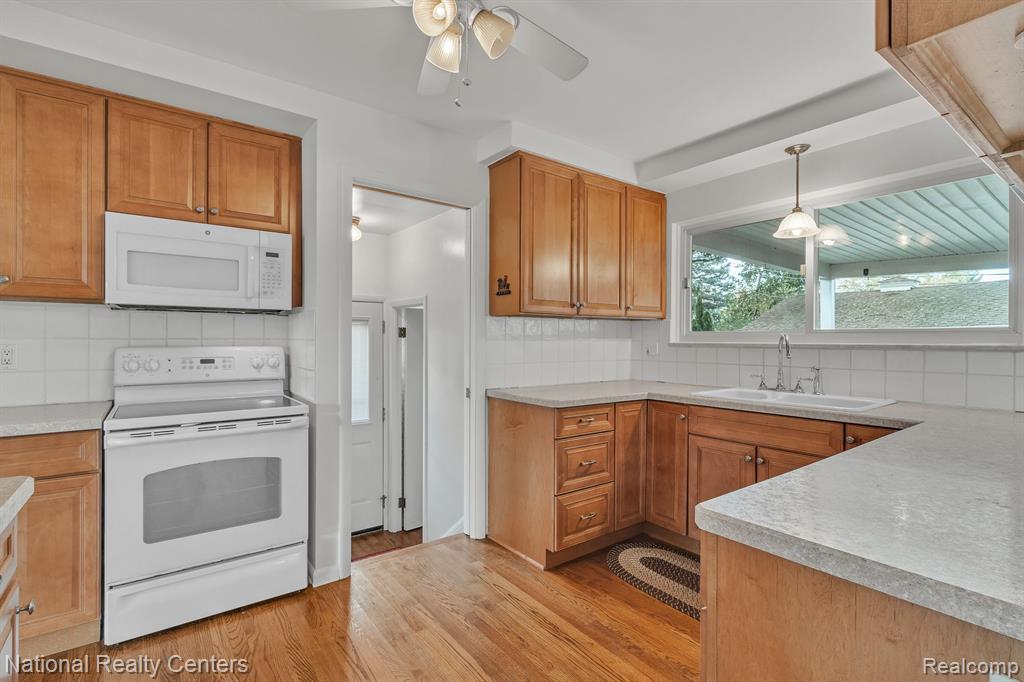 9001 E PERRIN Street, Livonia, MI 48150 — Photo 15