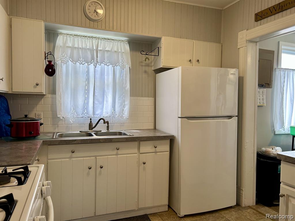 516 Clinton W, Howell, MI 48843 — Photo 4