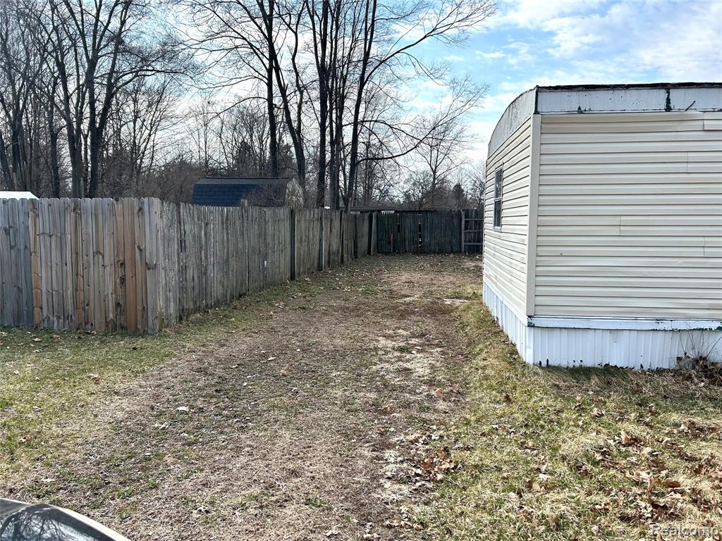 504 LOCUST Street, Howard City, MI 49329 — Photo 6