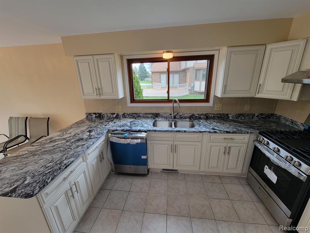4640 SINGH Drive, Sterling Heights, MI 48310 — Photo 28