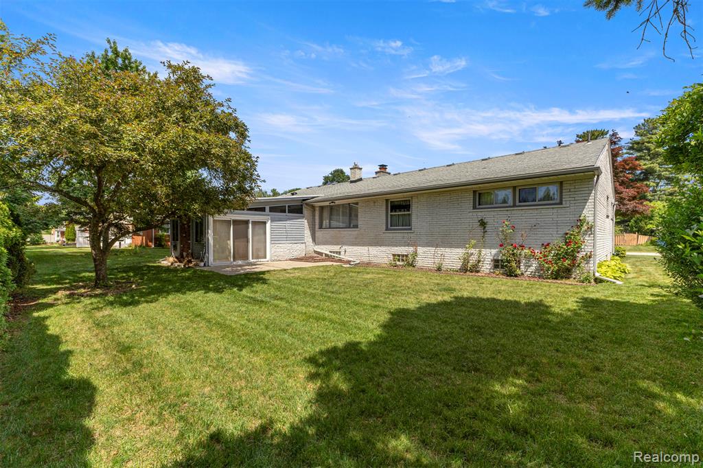 25429 Graceland Circle, Dearborn Heights, MI 48125 — Photo 32