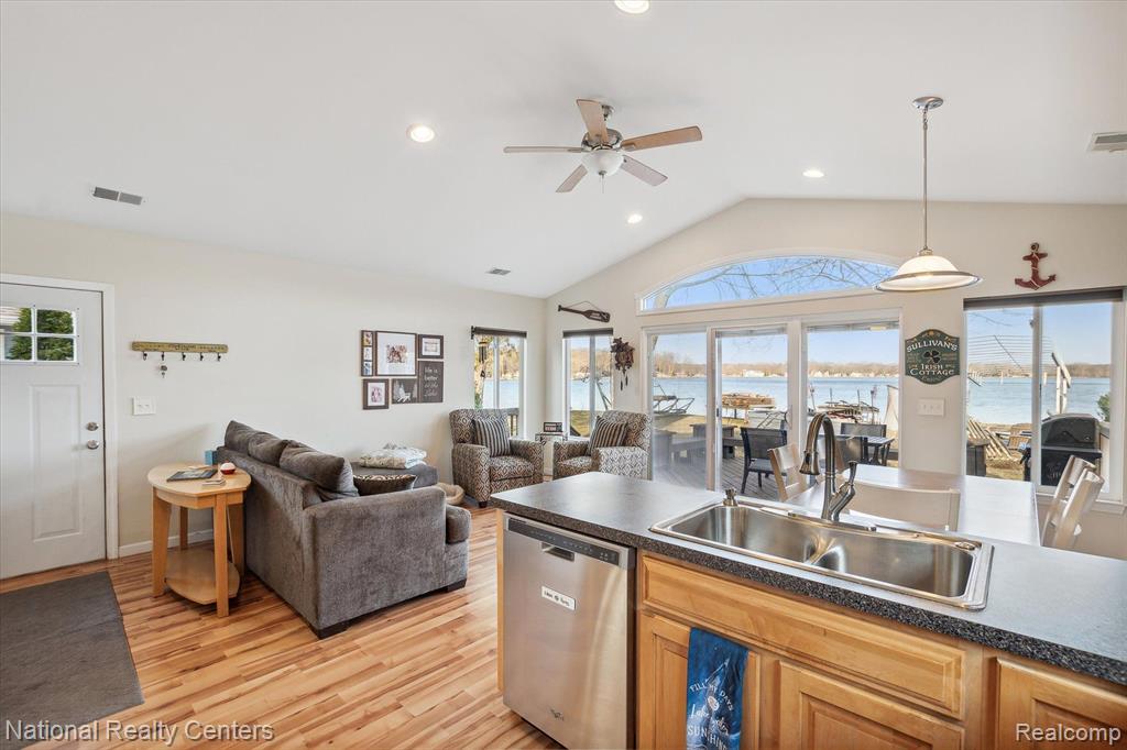 4807 DOWNING Drive, Pinckney, MI 48169 — Photo 15