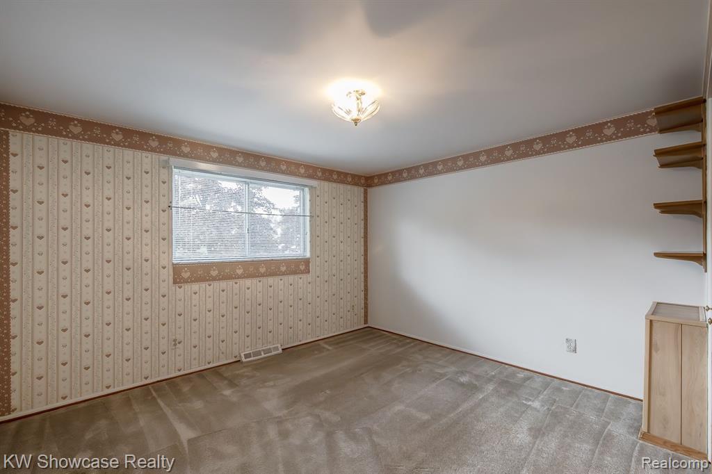 841 DRIBURG Drive, Commerce Twp, MI 48390 — Photo 12