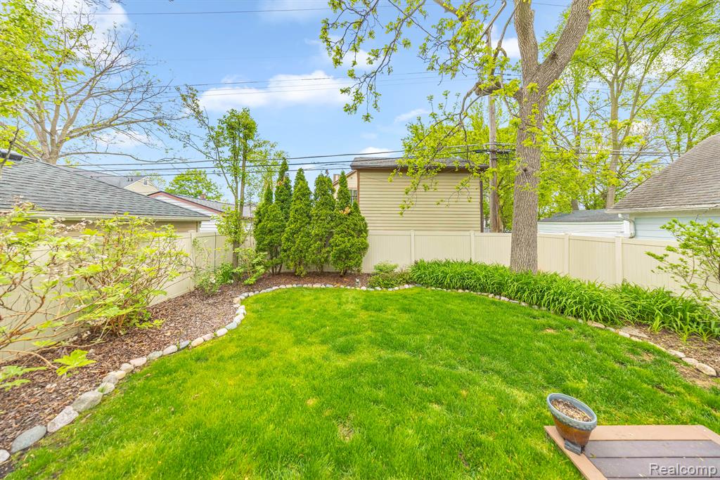 917 HUMPHREY Avenue, Birmingham, MI 48009 — Photo 33