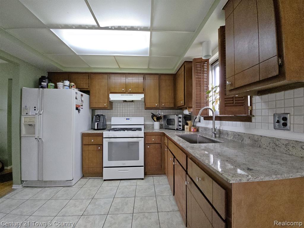 39622 University Drive, Sterling Heights, MI 48310 — Photo 11