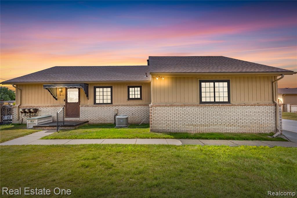 13936 Harrington Drive, Warren, MI 48088