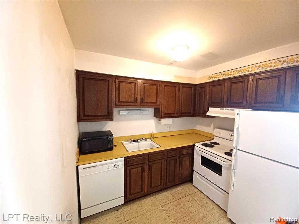 4973 E 10 Mile Road, 8, Warren, MI 48091 — Photo 12