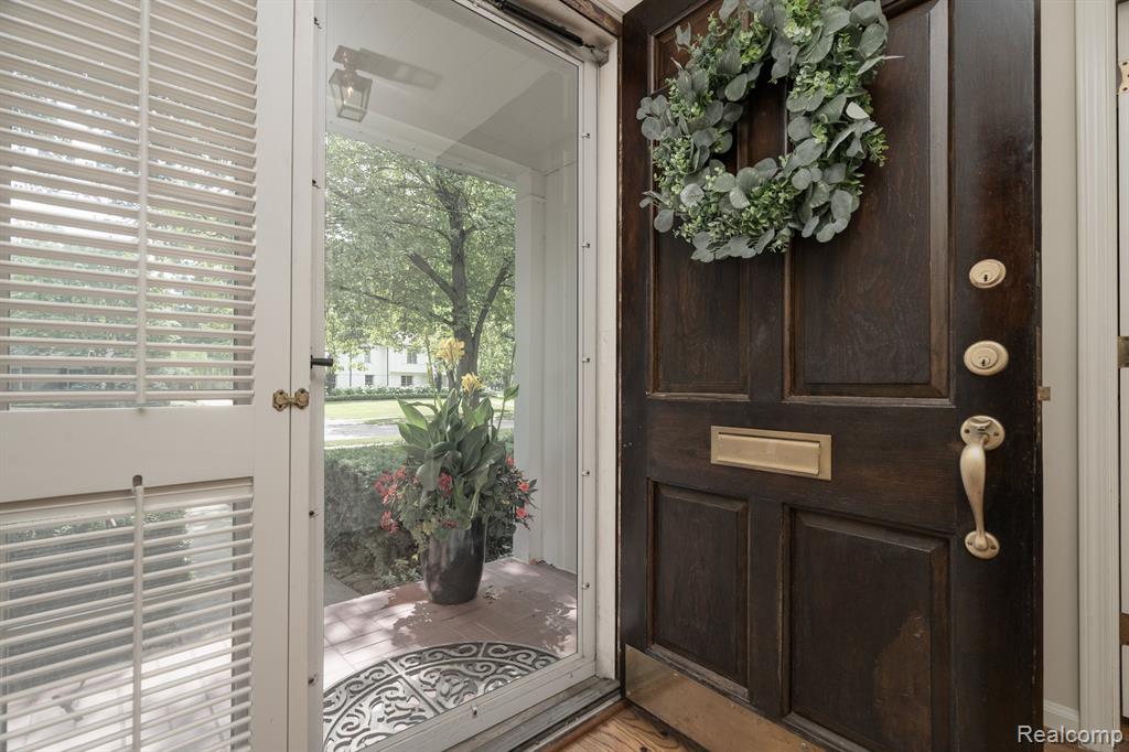 555 N GLENGARRY Road, Bloomfield Hills, MI 48301 — Photo 2