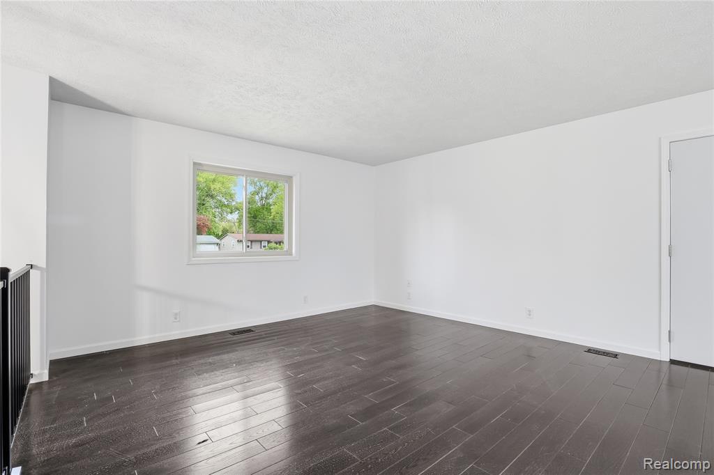 2465 Egelston Avenue, Burton, MI 48509 — Photo 28