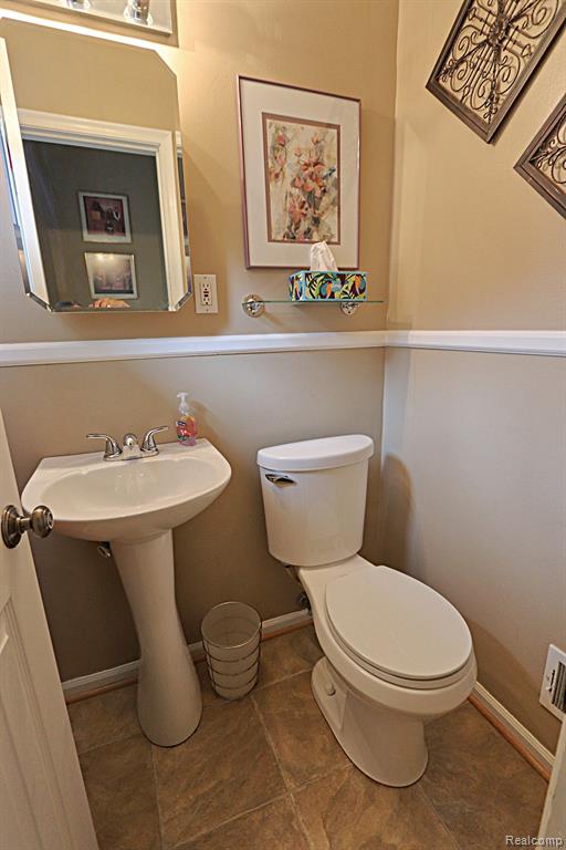 8554 WINSTON Lane, Dearborn Heights, MI 48127 — Photo 19