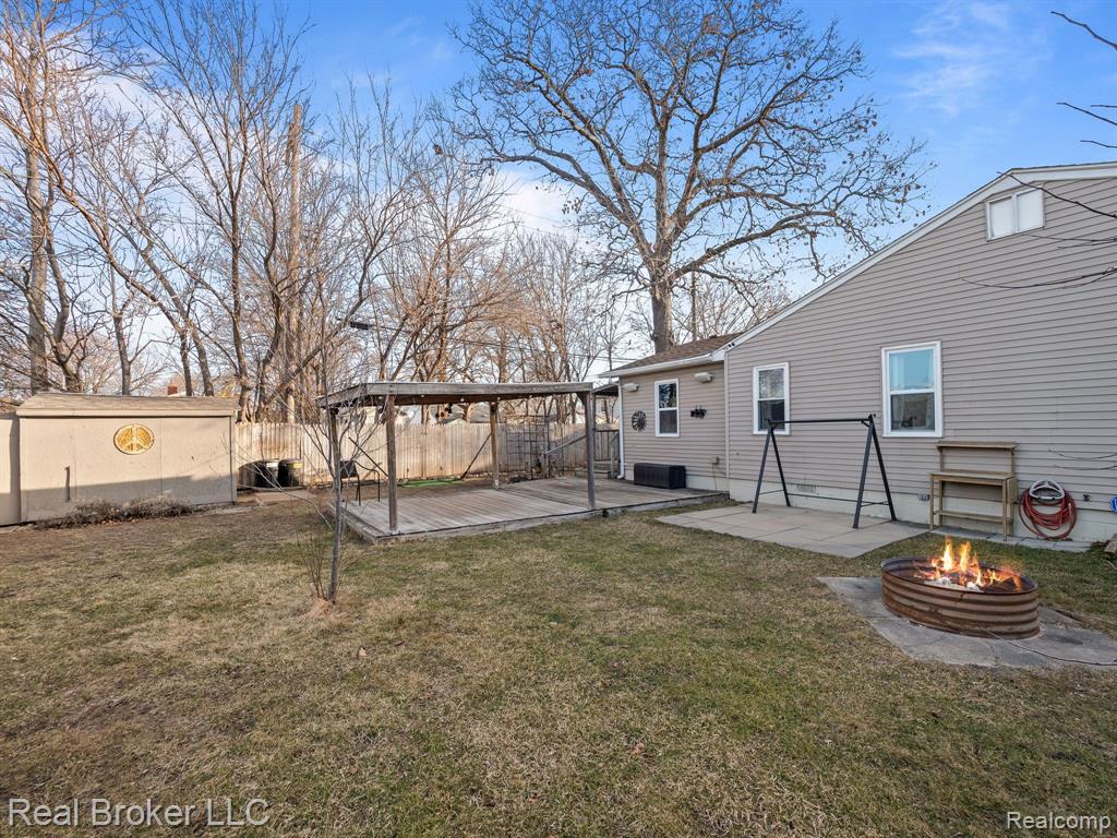 963 E MADGE Avenue, Hazel Park, MI 48030 — Photo 21