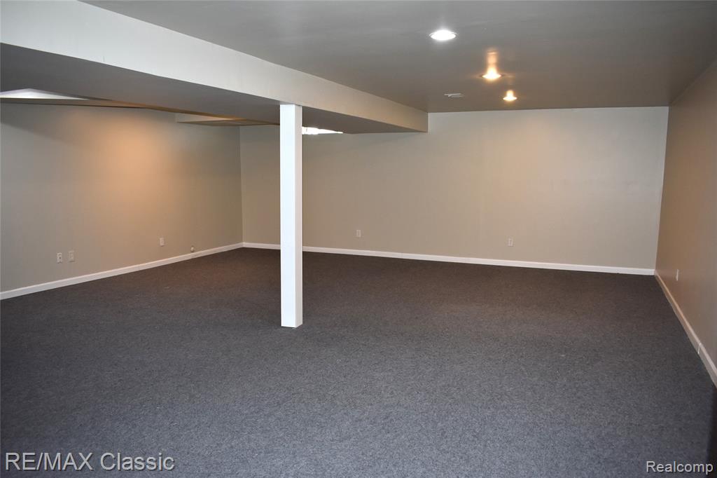 7901 Lawrence, West Bloomfield, MI — Photo 32