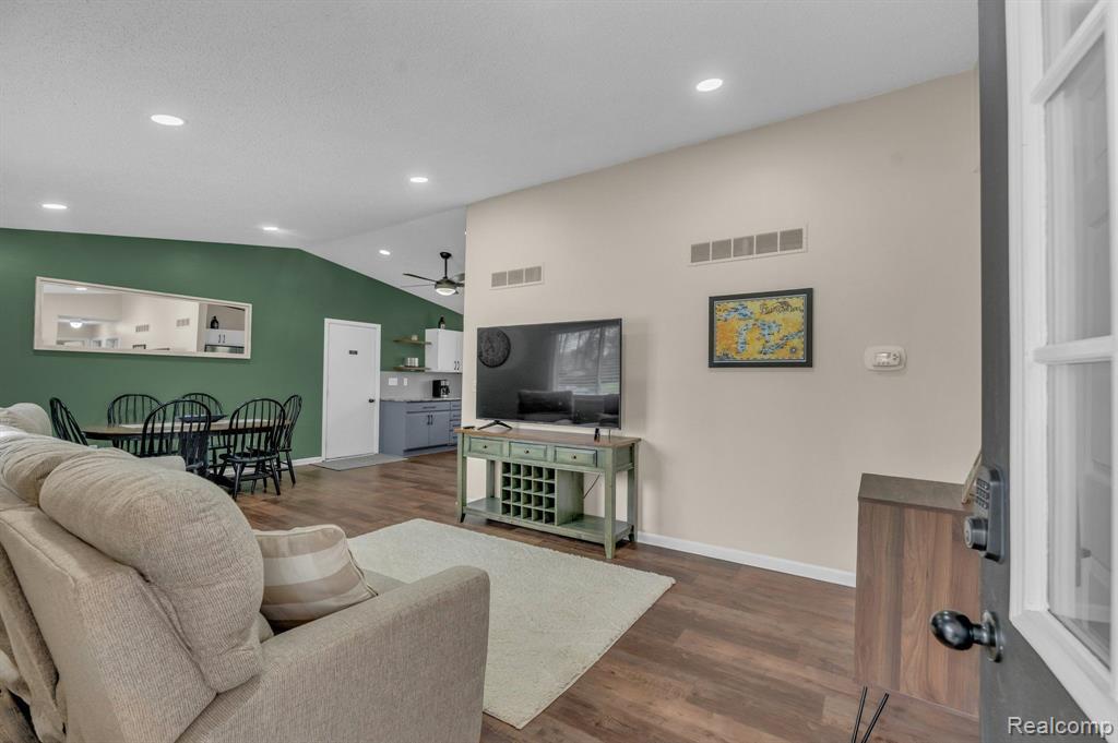 335 DELAWARE Road, Whitmore Lake, MI 48189 — Photo 6