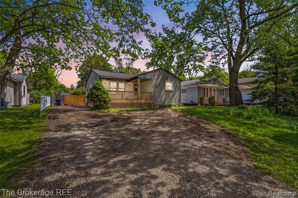 6430 Cloverton Drive, Waterford, MI 48329 — Photo 37
