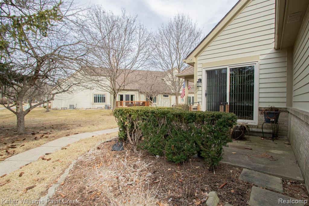 2569 MAPLE FOREST Drive, Wixom, MI 48393 — Photo 33