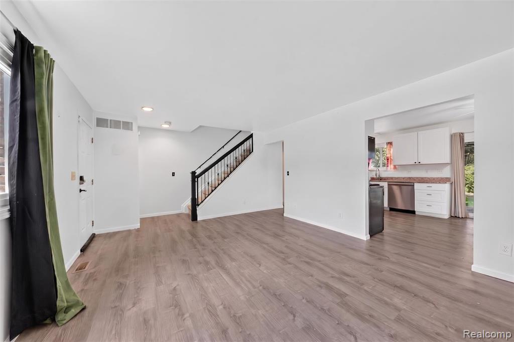 20471 Hollywood Street, Harper Woods, MI 48225 — Photo 11
