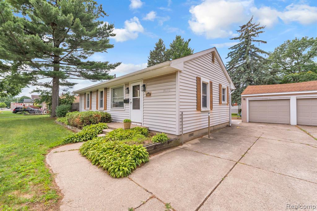 5693 Colonial Street, Dearborn Heights, MI 48127 — Photo 9