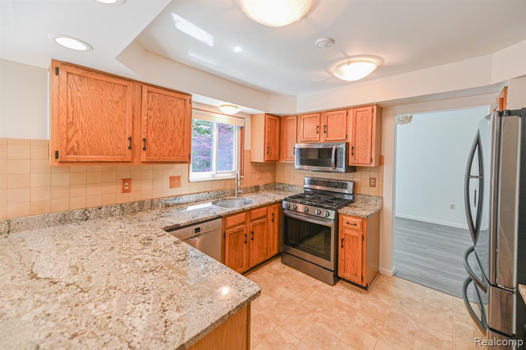 611 Ten Point Drive, Rochester Hills, MI 48309 — Photo 6