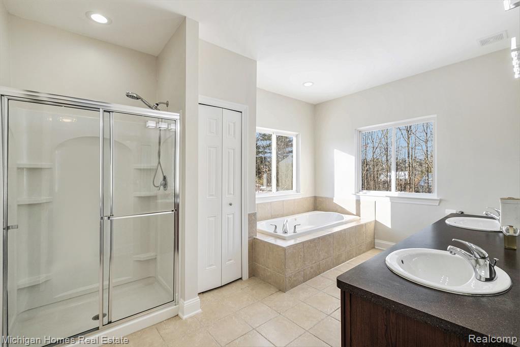 8096 Peninsula Circle, Grand Blanc, MI — Photo 14