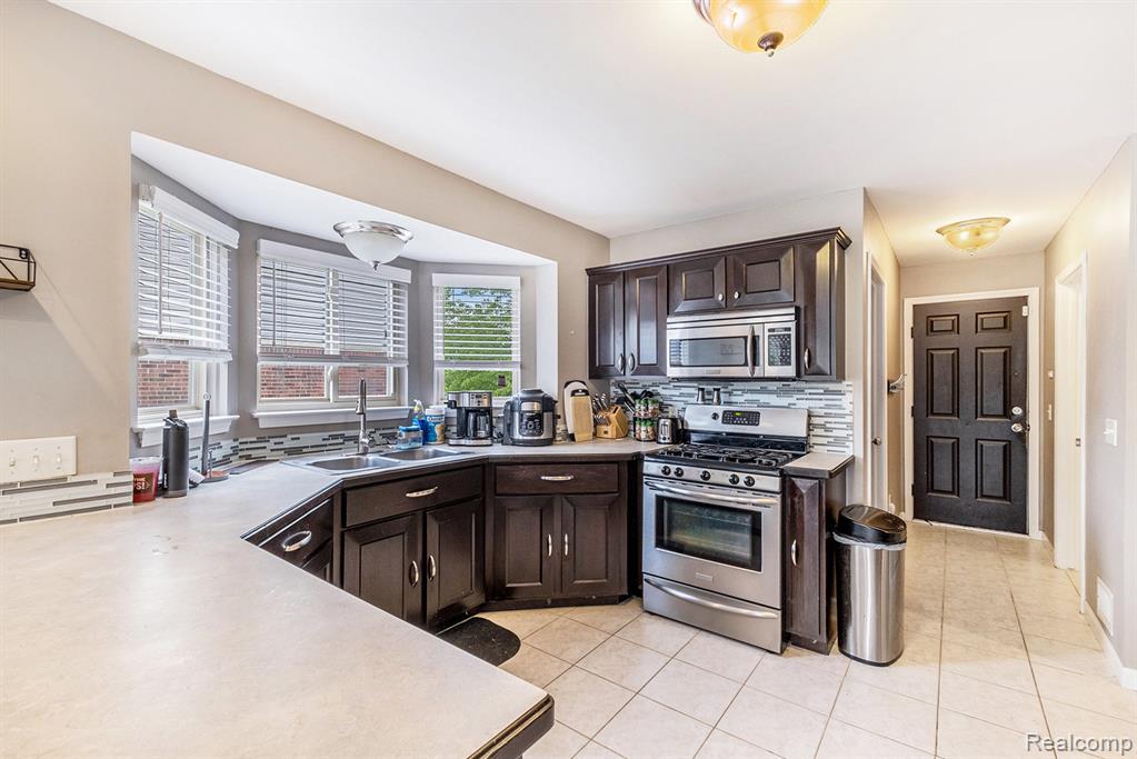 724 Pinecreek Drive, Fenton, MI 48430 — Photo 6