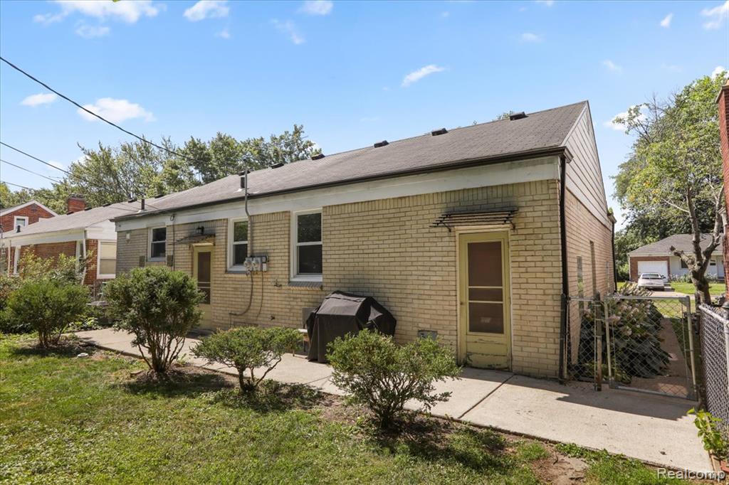 20871 Van Antwerp Street, Harper Woods, MI 48225 — Photo 23