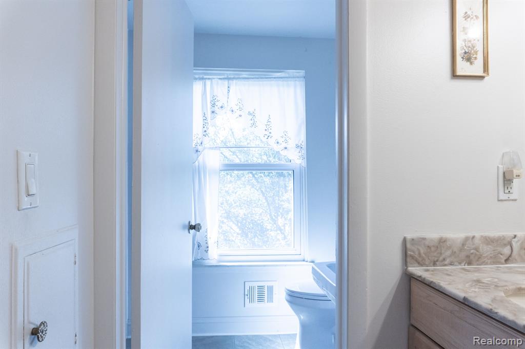 8362 LAKEVIEW Drive, Ypsilanti, MI 48198 — Photo 17