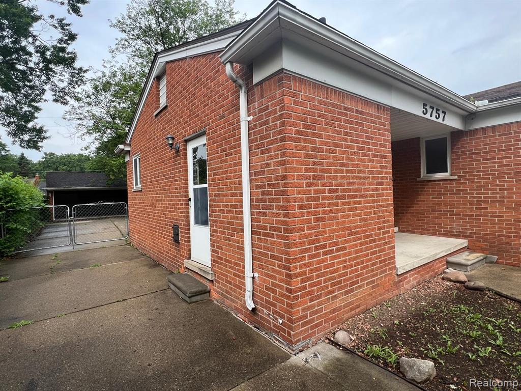 5757 ROUGE Court, Dearborn Heights, MI 48127 — Photo 2
