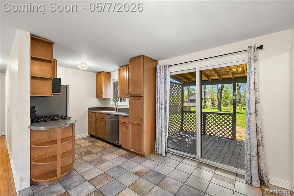2795 Woodbury Street, Walled Lake, MI 48390 — Photo 10