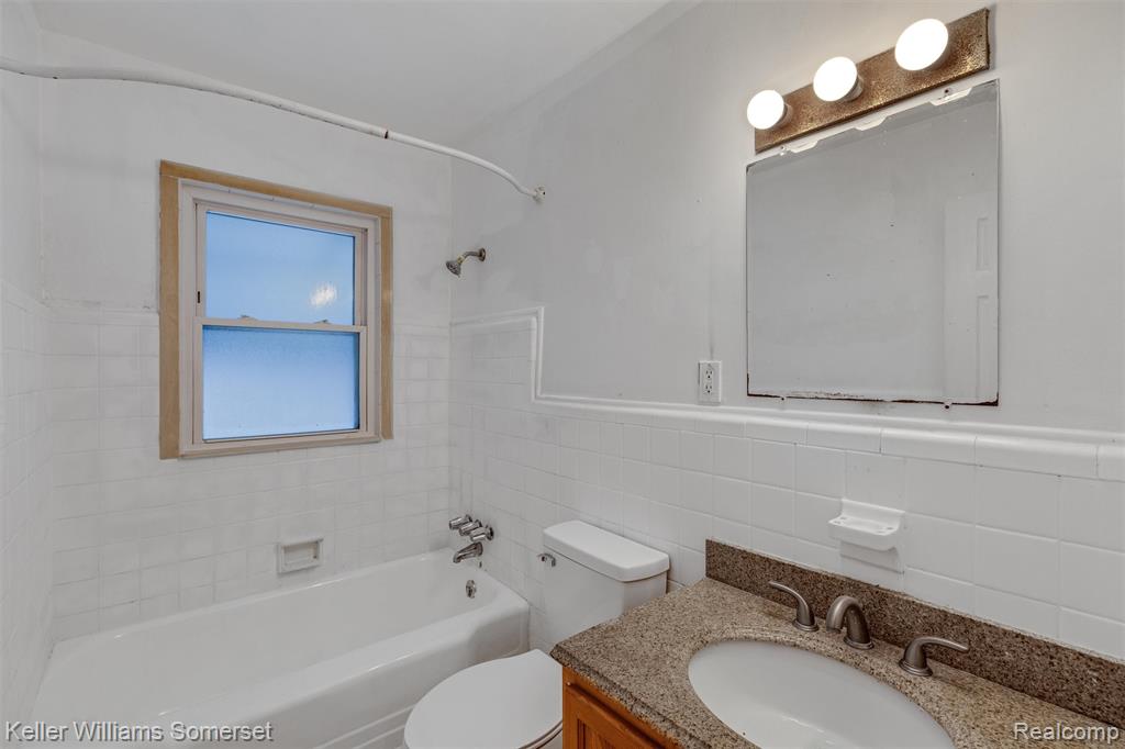 19239 Beaconsfield Street, Harper Woods, MI 48225 — Photo 13