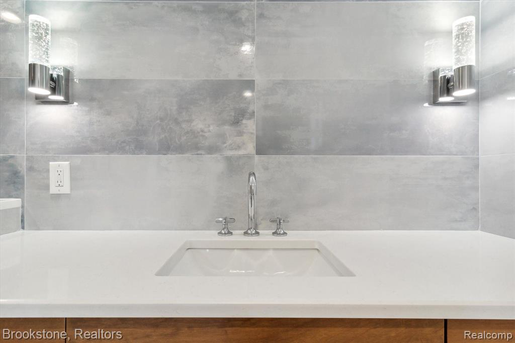 633 DETROIT Avenue, Lake Orion, MI 48362 — Photo 35