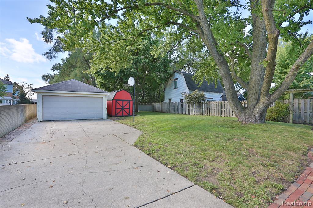 252 E ANN ARBOR Trail, Plymouth, MI 48170 — Photo 30