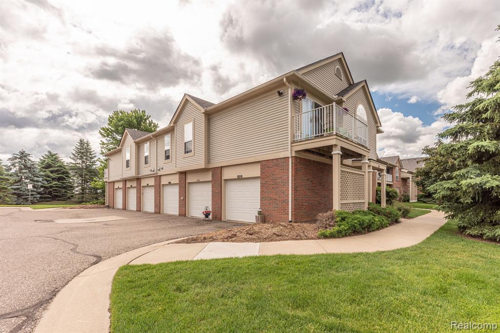 8106 CHESAPEAKE Circle, Walled Lake, MI 48390 — Photo 3
