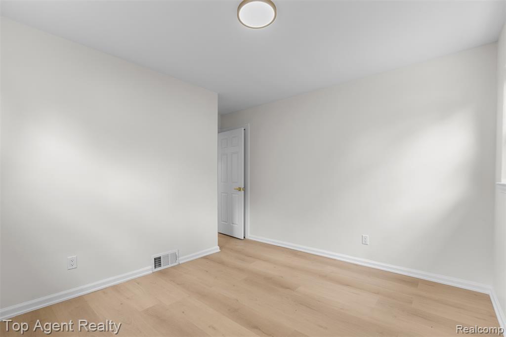 24300 Seneca Street, Oak Park, MI 48237 — Photo 26