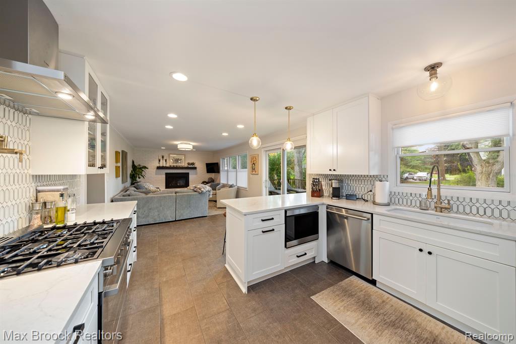 5562 PEBBLESHIRE Road, Bloomfield Hills, MI 48301 — Photo 10