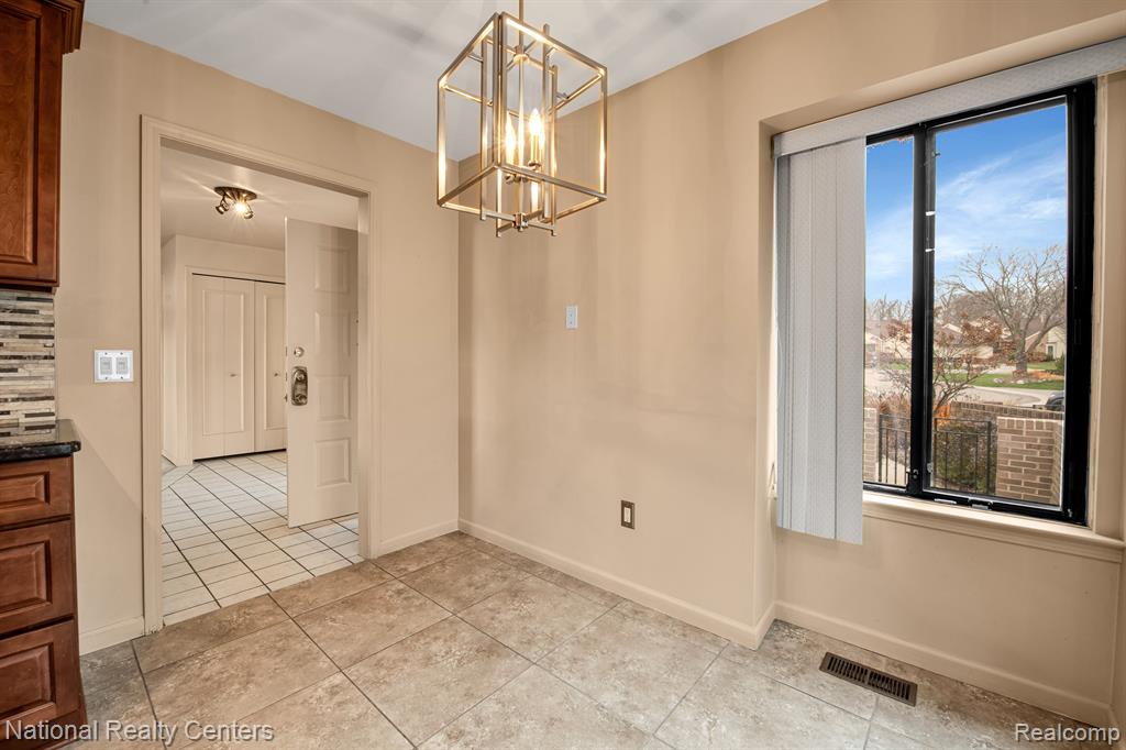 29214 W CHANTICLEER Drive, Southfield, MI 48034 — Photo 6