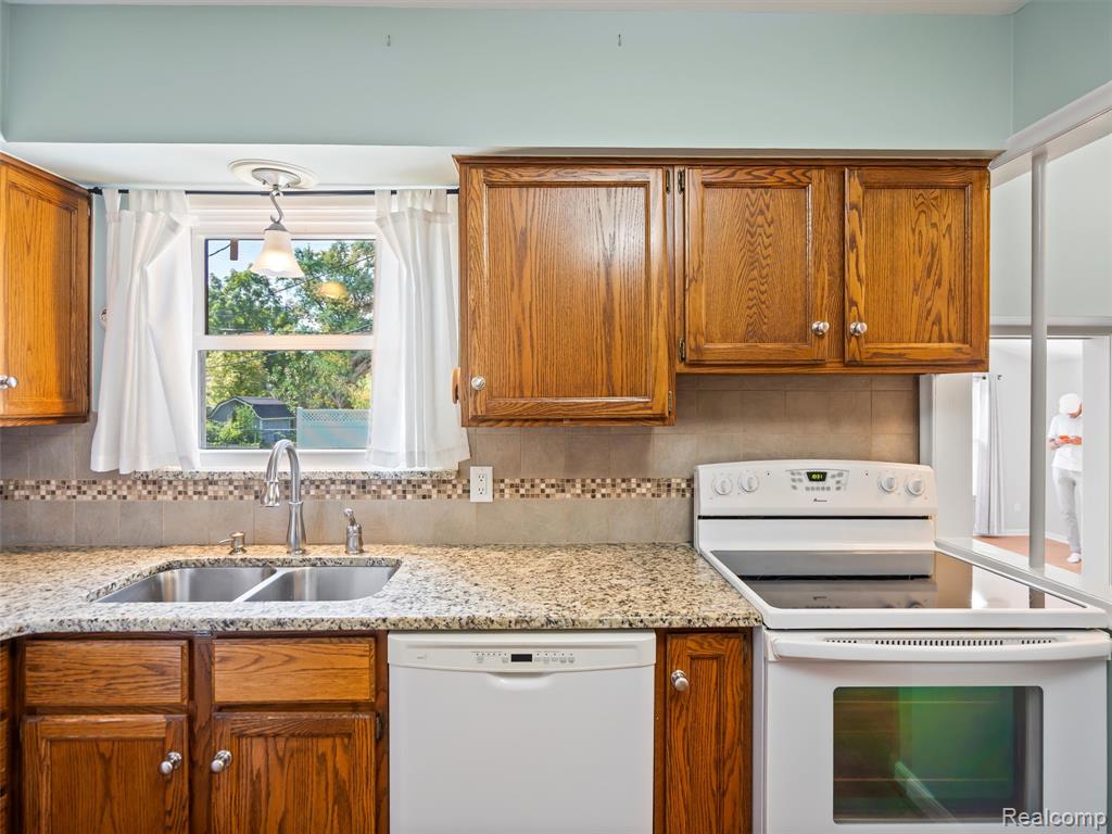 6773 Transparent Avenue, Clarkston, MI — Photo 13