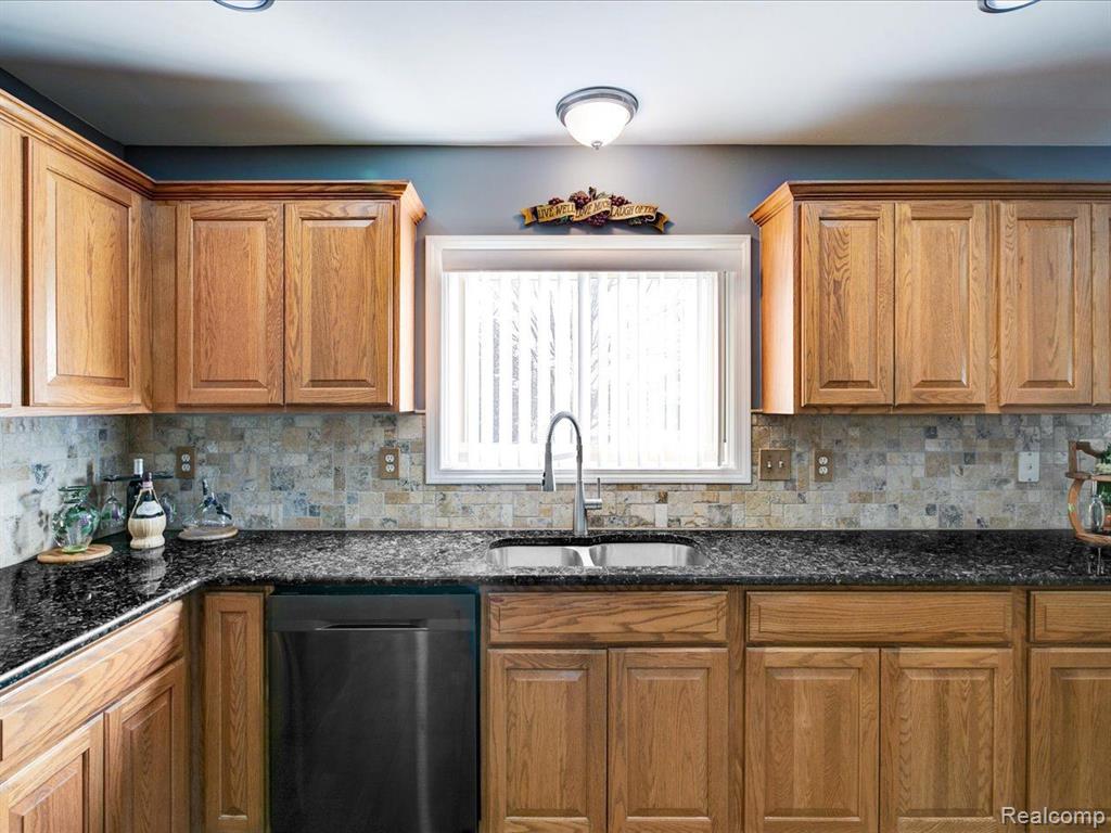 49275 SANTA ANITA Drive W, Chesterfield, MI 48047 — Photo 30