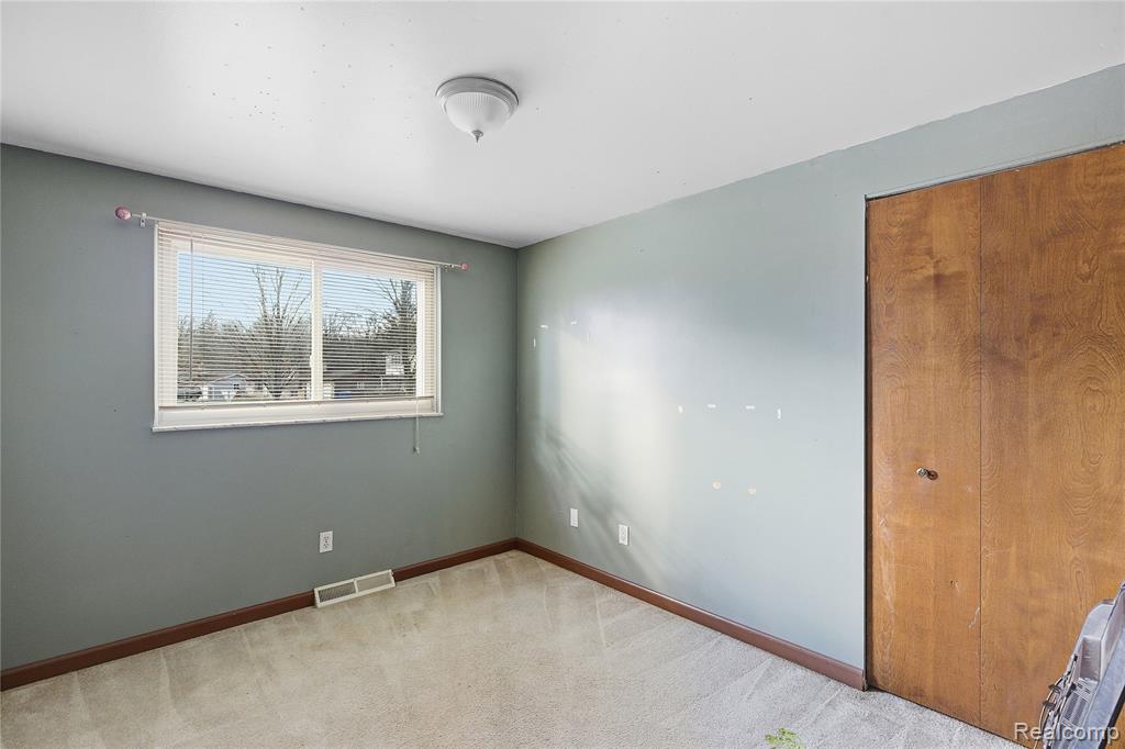 6230 Barker Drive, Waterford, MI 48329 — Photo 18