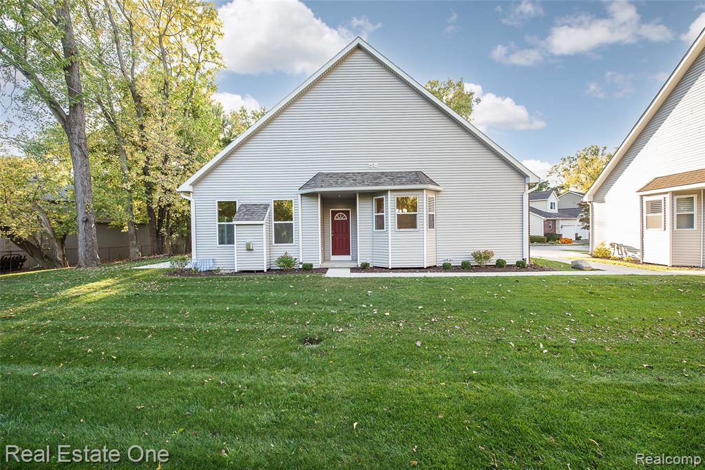 529 Indian Oaks Drive, Howell, MI 48843 — Photo 4