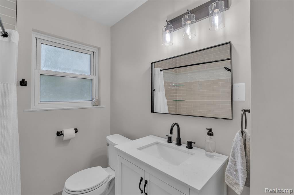 765 Vernier Road, Grosse Pointe Woods, MI 48236 — Photo 21